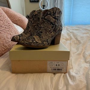 Very G . Cheetah print glitter booties NWB Gold Black and tan!